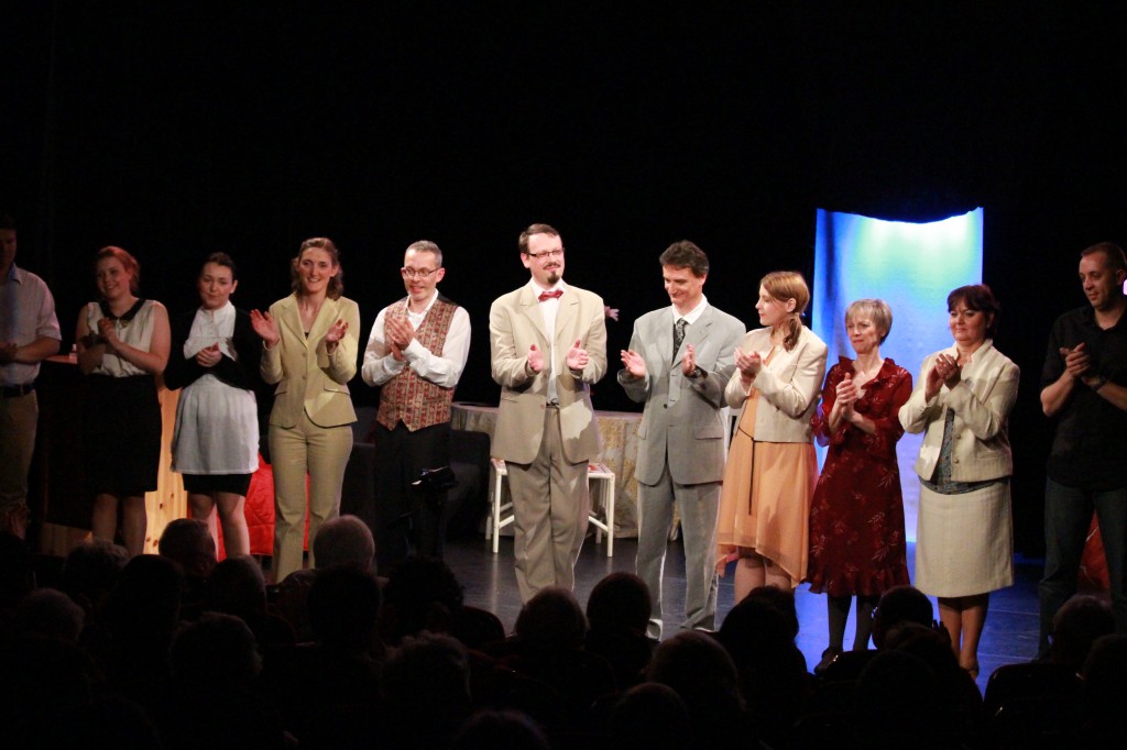 La troupe Soyons Scène à la fin de la Première des Dix petits nègres